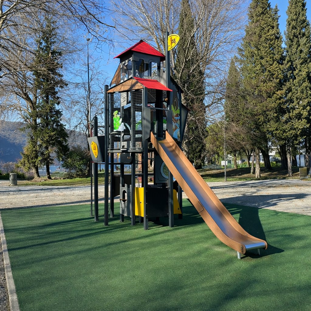 Struttura combinata con torre e scivolo